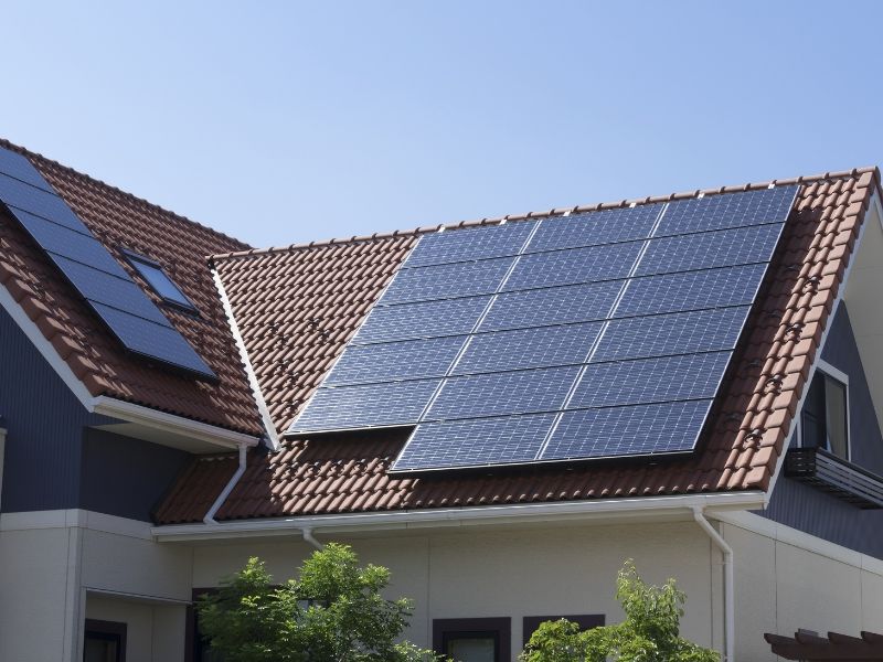 Bezpieczny montaż paneli fotowoltaicznych na dachu